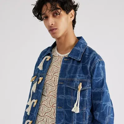 Denim duffle ceketle sokak stili